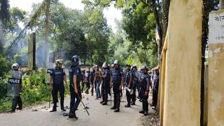 কুমিল্লায় কোটাবিরোধীদের সাথে পুলিশের সংঘর্ষ, ধাওয়া-পাল্টা ধাওয়া, ফাঁকা গুলিবর্ষণ।। সাংবাদিকসহ আহত ৭