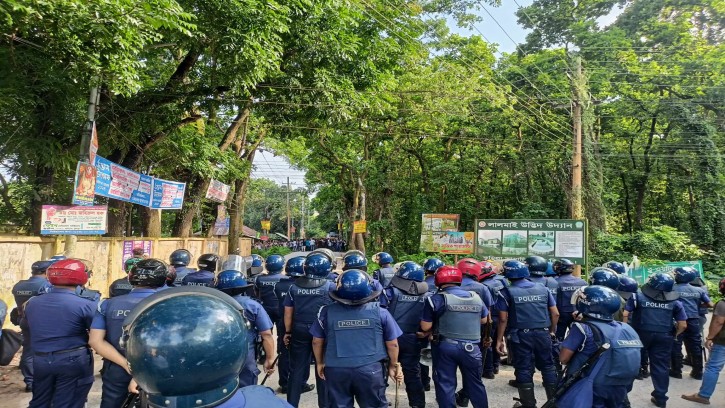 কুবি শিক্ষার্থীদের সাথে পুলিশের সংঘর্ষ, ফাঁকা গুলিবর্ষণ