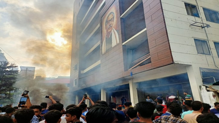   কুমিল্লায় আওয়ামী লীগ কার্যালয়সহ একাধিক স্থাপনায় হামলা-অগ্নিসংযোগ