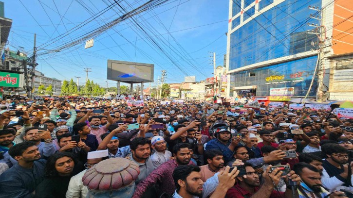 জুলাই গণহত্যার বিচারের দাবিতে কুমিল্লা মহানগর শিবিরের বিক্ষোভ মিছিল ও সমাবেশ 