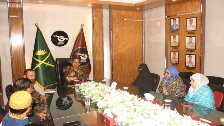 কুমিল্লা সেনানিবাসে জিওসি'র সাথে নিহত যুবদল নেতা তৌহিদের পরিবারের সাক্ষাৎ