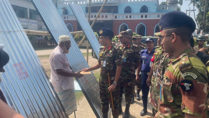 কুমিল্লায় বন্যায় ক্ষতিগ্রস্তদের মাঝে সেনাবাহিনীর ঢেউটিন ও নগদ অর্থ বিতরণ