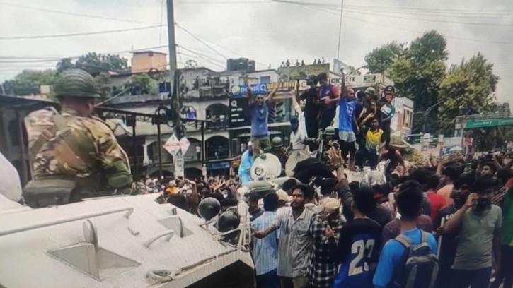 কুমিল্লায় থমথমে পরিস্থিতি।। সেনাবাহিনীর গাড়ি অবরোধ করে শিক্ষার্থীদের বিক্ষোভ