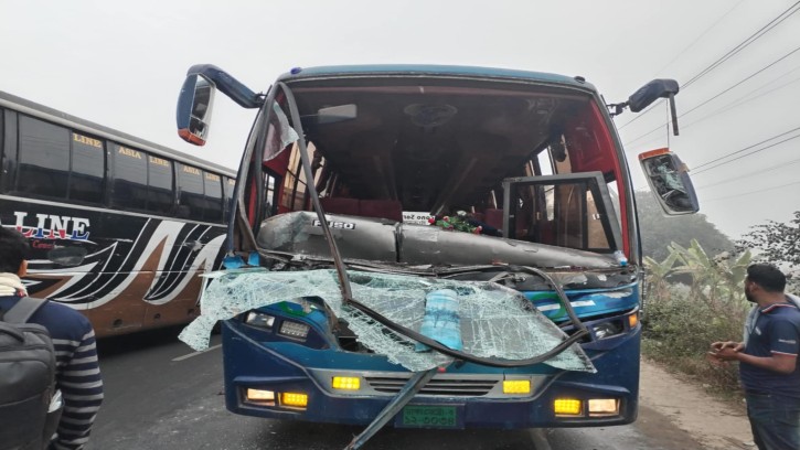 দাউদকান্দিতে ঘনা কুয়াশার কারণে দুর্ঘটনার কবলে ৮টি যানবাহন, আহত ১৫