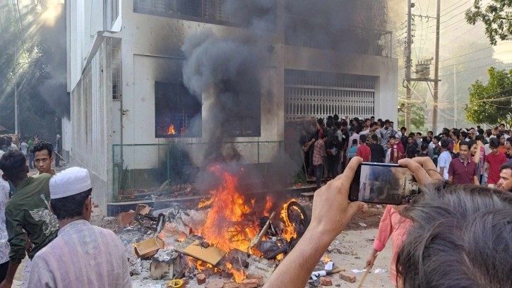 কুমিল্লায় এমপি বাহারের বাড়িতে ভাঙচুর-আগুন