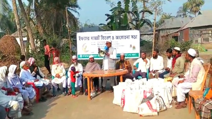 চান্দিনার বাতাঘাসি ইউনিয়ন ৫নং ওয়ার্ড জামায়াতের উদ্যোগে ইফতার সামগ্রী বিতরণ 