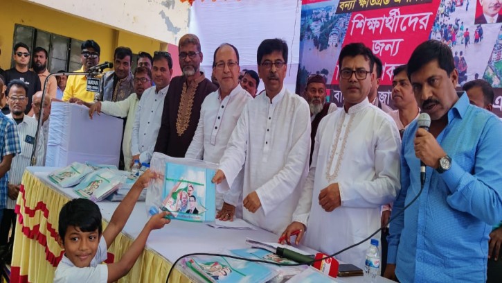  চৌদ্দগ্রামে বন্যায় ক্ষতিগ্রস্ত শিক্ষার্থীদের মাঝে বিএনপির উপহার বিতরণ