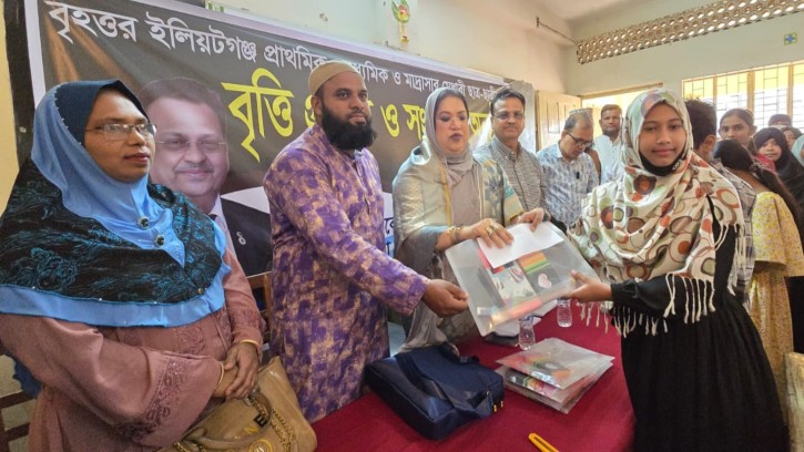 দাউদকান্দিতে মেধাবীদের বৃত্তি প্রদান ও সংবর্ধনা