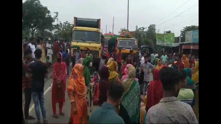 চান্দিনায় বকেয়া বেতনের দাবিতে শ্রমিক অবরোধে মহাসড়কে যানজট