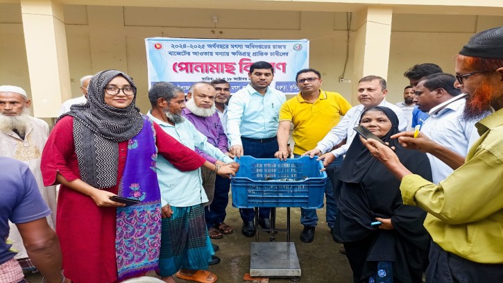 বরুড়ায় বন্যাদুর্গত শতাধিক মৎস্য চাষির মাঝে পোনা বিতরণ