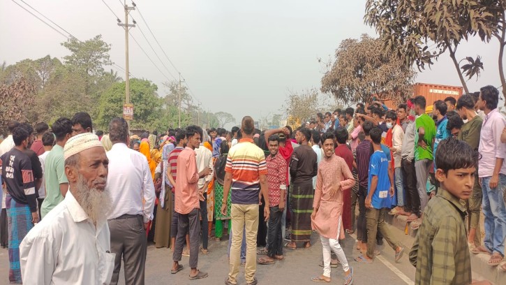 চান্দিনায় বকেয়া বেতনের দাবিতে শ্রমিকদের মহাসড়ক অবরোধ