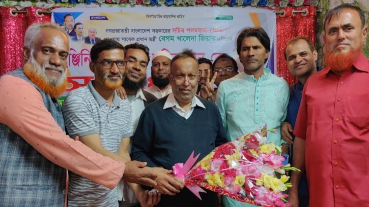 যিনি নেতা কর্মীদের কাছ থেকে টাকা নেন তিনি শুকরের মাংস খান