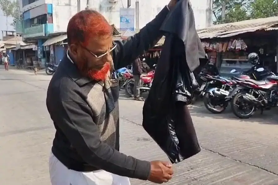 প্রকাশ্যে মুজিব কোট পুড়িয়ে আওয়ামী লীগ নেতার পদত্যাগ