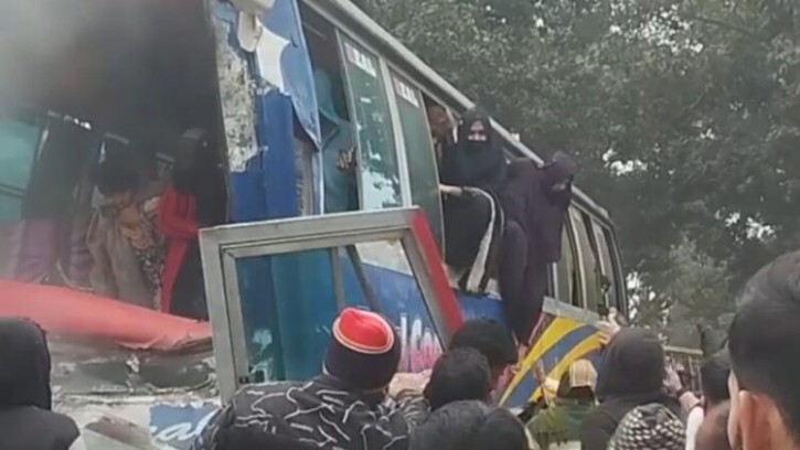 লাফিয়ে প্রাণে রক্ষা পেলেন ভিক্টোরিয়ার অর্ধশতাধিক শিক্ষার্থী