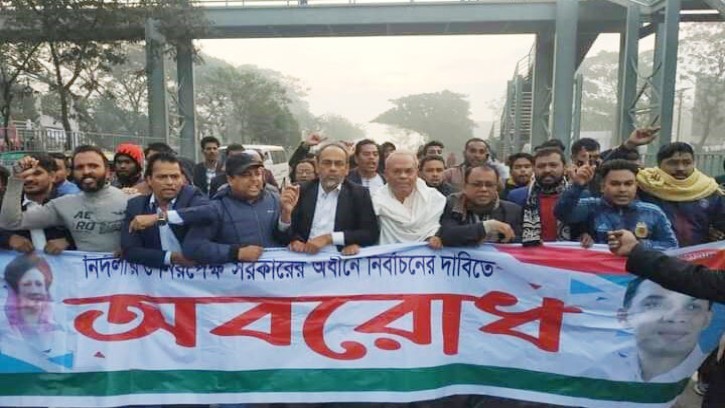 চান্দিনায়  রিজভীর নেতৃত্বে বিএনপির ঝটিকা মিছিল