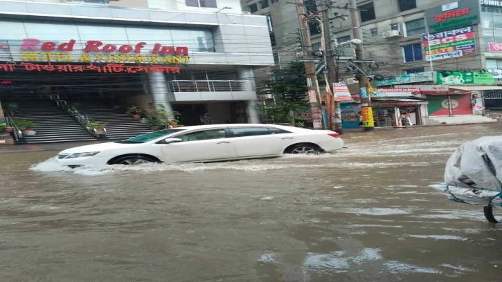 কুমিল্লায় টানা বৃষ্টিতে তলিয়ে গেছে অধিকাংশ সড়ক।। চরম ভোগান্তিতে  নগরবাসী