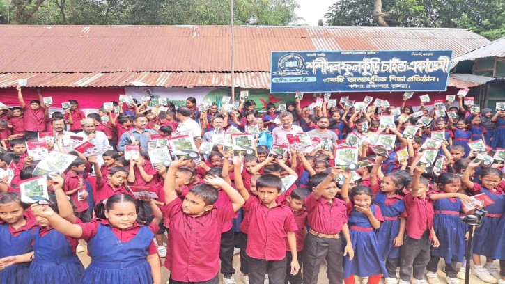 কুমিল্লায় তিন শতাধিক শিক্ষার্থী পেলো সবজি বীজ