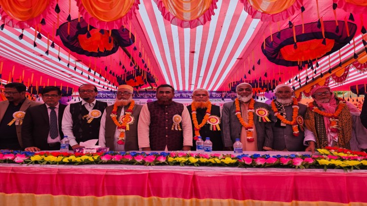 ফুল সজ্জিত গাড়িতে শিক্ষক কর্মচারীদের রাজকীয় বিদায়