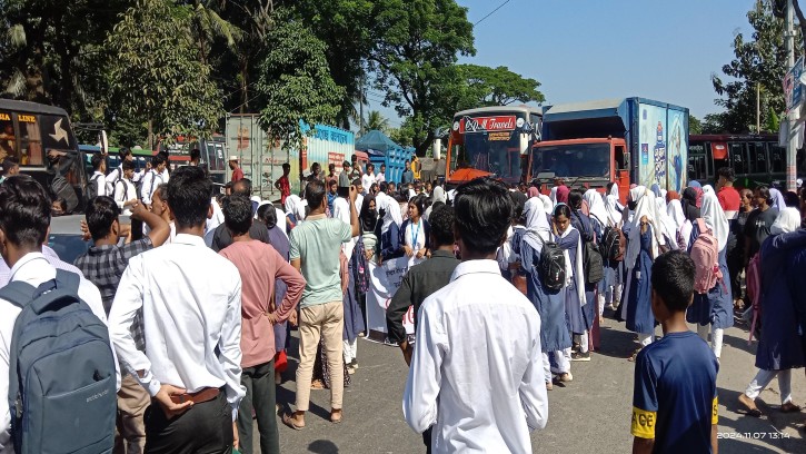 কুমিল্লার চান্দিনায় শিক্ষকের মুক্তির দাবিতে মহাসড়ক অবরোধ