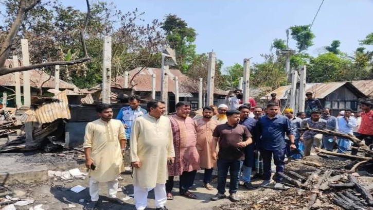 বরুড়ায় আগুনে পুড়ে ক্ষতিগ্রস্ত পরিবারের পাশে জাকারিয়া তাহের সুমন